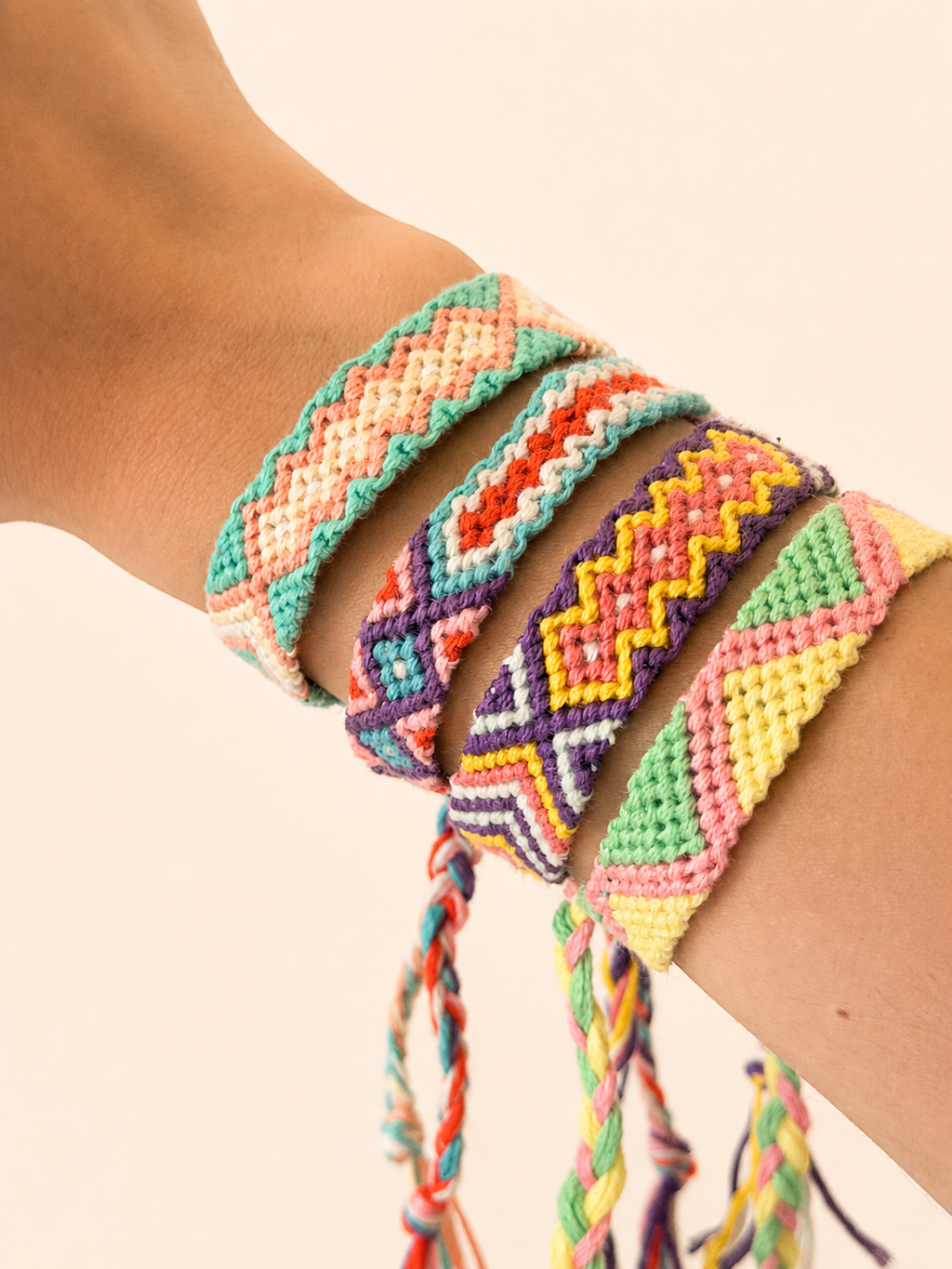 Bracciale Arcobaleno – Filo Colorato Regolabile